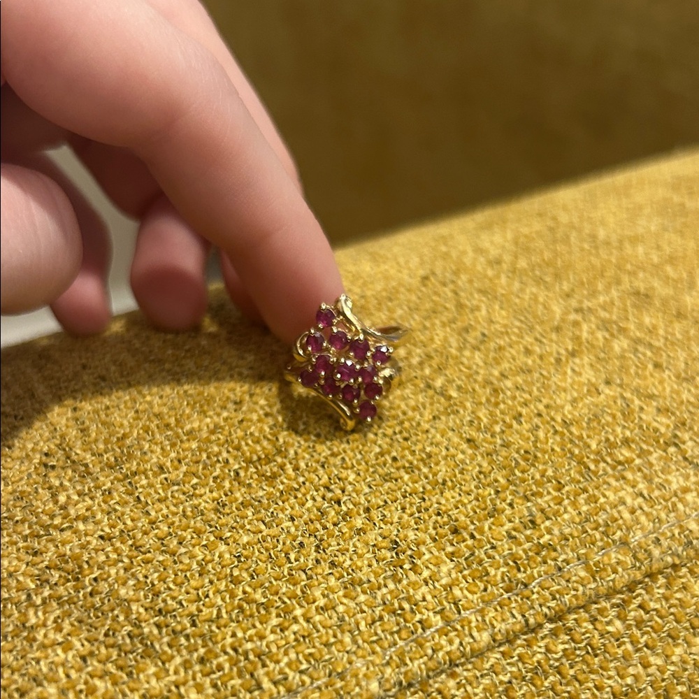 Elegant 14 Kat Gold and Pink Gemstone Ring